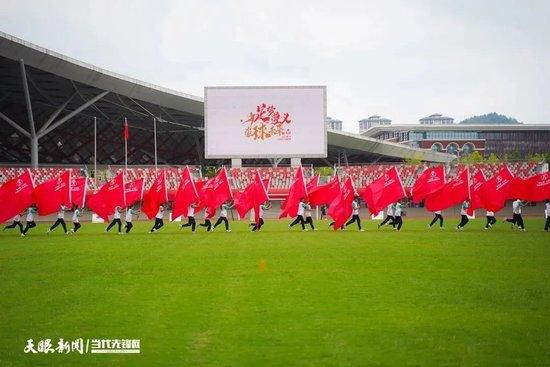 20世纪50年月末期，曾风行一时的剧院风云幻化，人们沉沦电视、沉沦摇滚，对曾陪伴他们长年夜的各类杂耍则不再存眷。他是一个经验丰硕的魔术师，舞台上得体自在，实际中却不能不为了可怜的糊口费而流转于各个表演场合，上至华贵的音乐厅，下至破落荒僻的小酒馆，不变的是他对魔术的执着。在苏格兰某个乡下勾留时，魔术师结识了一个小女孩，她感慨于那些奇异的魔法，因而偷偷分开故里，转而跟随魔术师的脚步。他们展转来至爱丁堡，糊口变得越发艰辛，而为了知足女孩对魔法的信赖和对富贵世界的神驰，魔术师不能不想各类法子往赚钱……